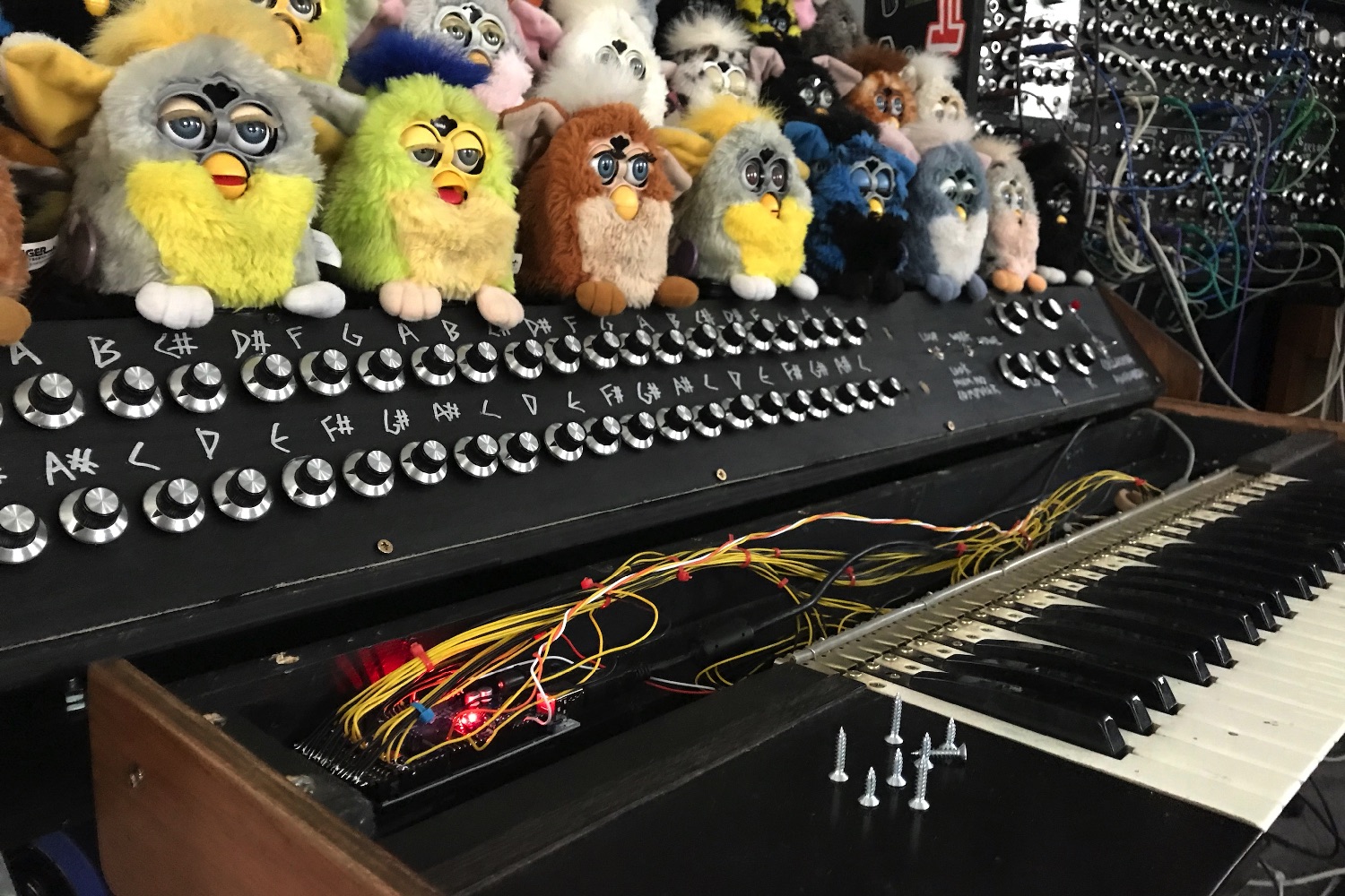 Diese lächerliche Synthesizer-Orgel wird angetriebenDiese lächerliche Synthesizer-Orgel wird angetrieben  