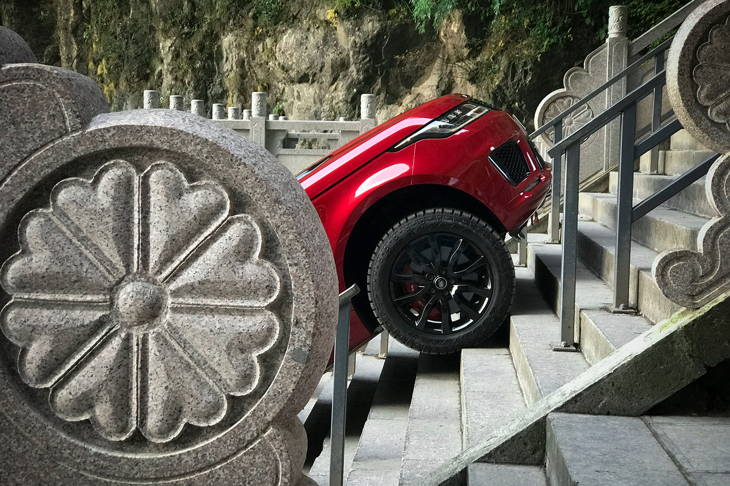 Watch a Land Rover climb 999 vertigo-inducing steps to China's Heaven's Gate