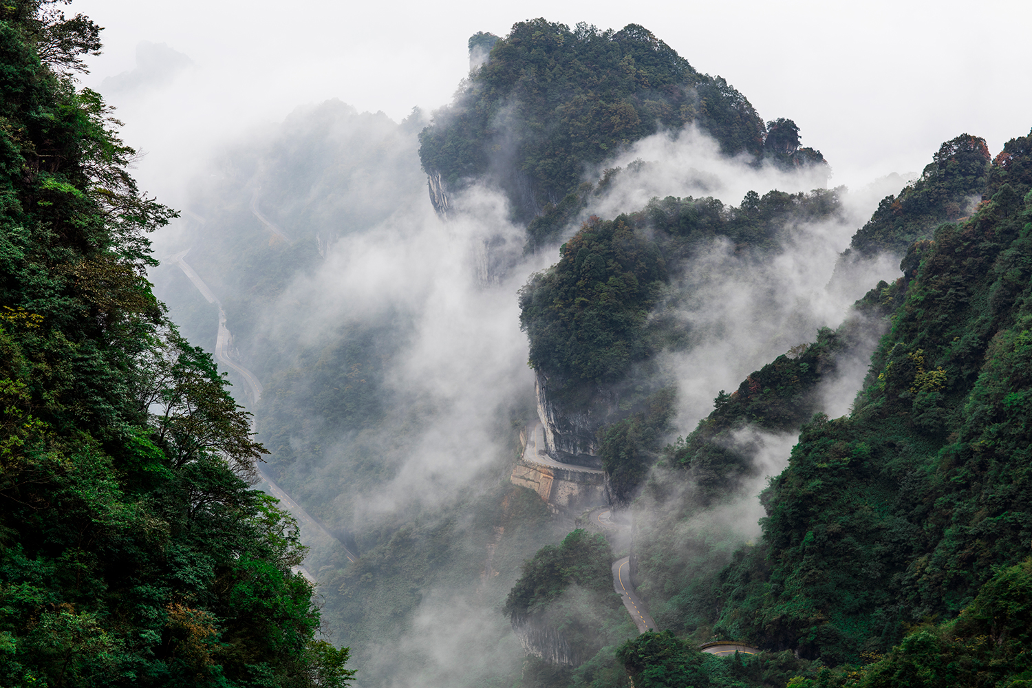 Watch a Land Rover climb 999 vertigo-inducing steps to China's Heaven's Gate