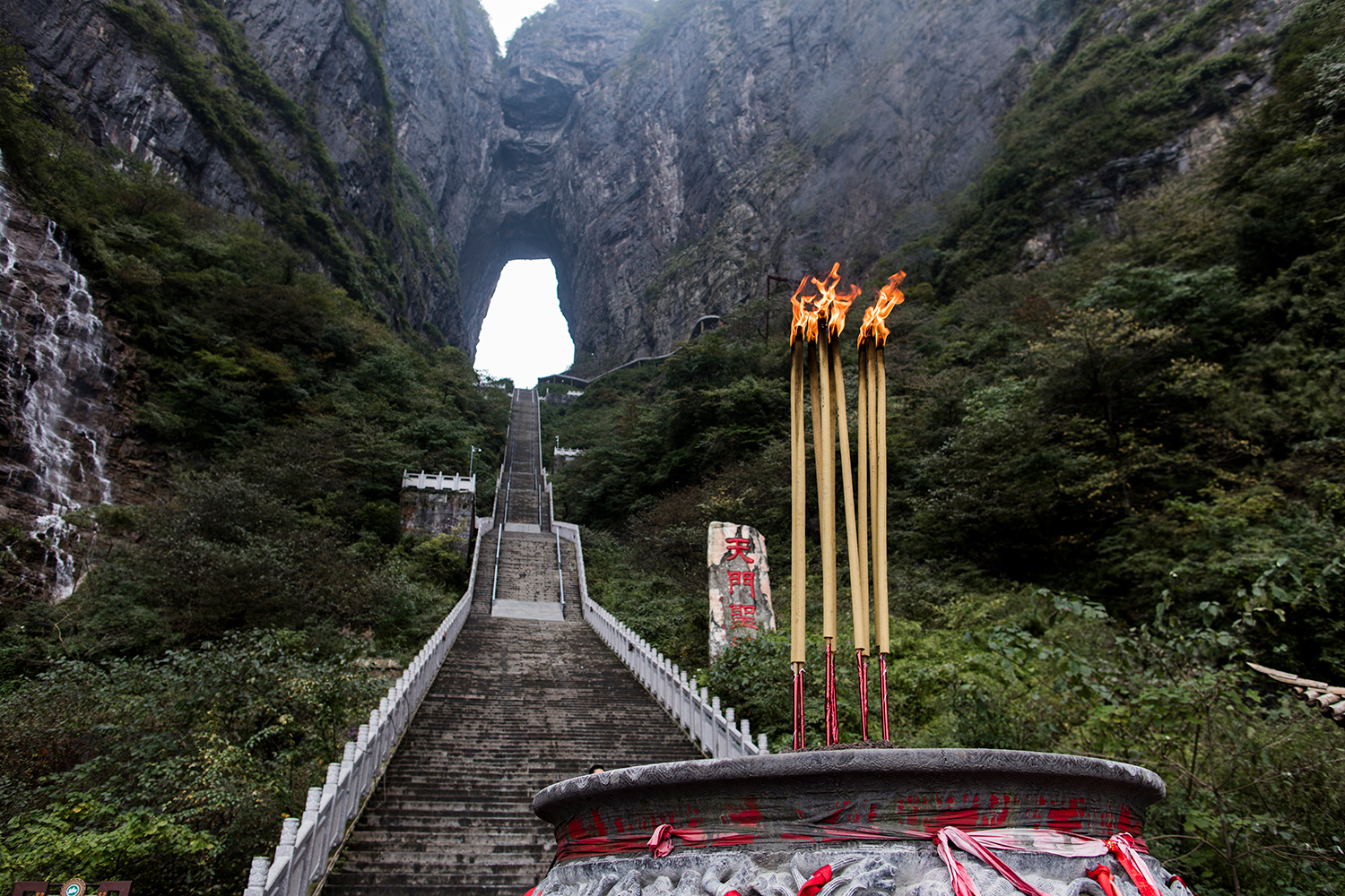 Watch a Land Rover climb 999 vertigo-inducing steps to China's Heaven's Gate