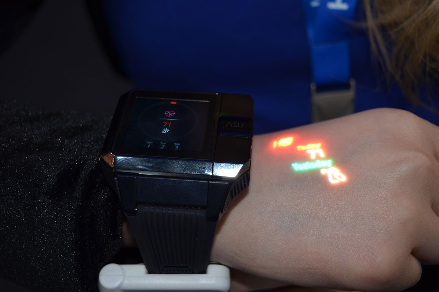 Smartwatch with outlet projector