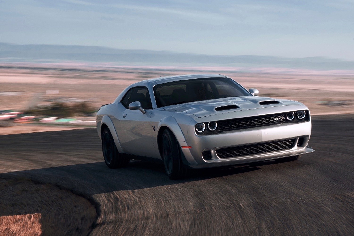 Dodge Challenger srt Hellcat красный