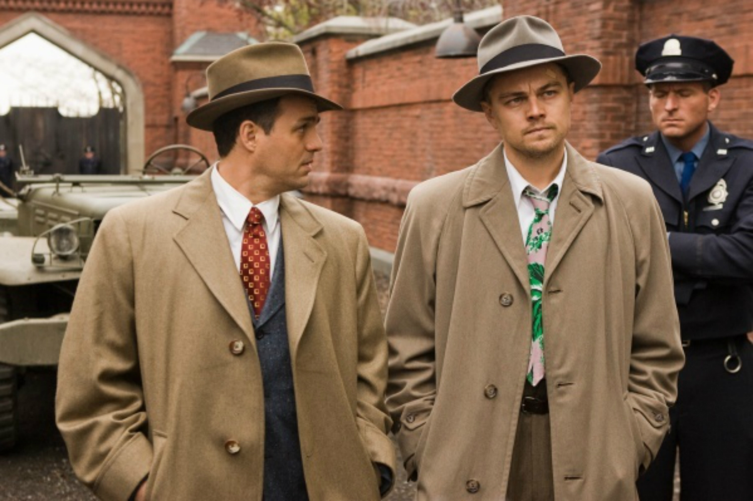 Mark Ruffalo olhando para Leonardo DiCaprio em Shutter Island.