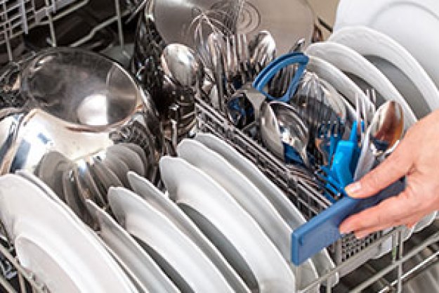 Experts Say Not To Rinse Dishes Before Putting Them Into The Dishwasher 8322