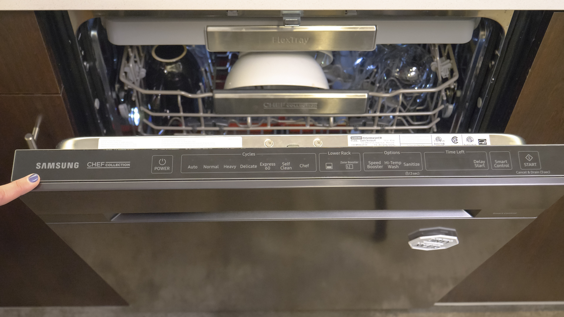 Как включить посудомойку. Посудомойка самсунг шильдик. Samsung Dishwasher not turning on. Посудомоечная машина встраиваемая Samsung DW моргает кастрюля. Шарик на посудомойке самсунг.