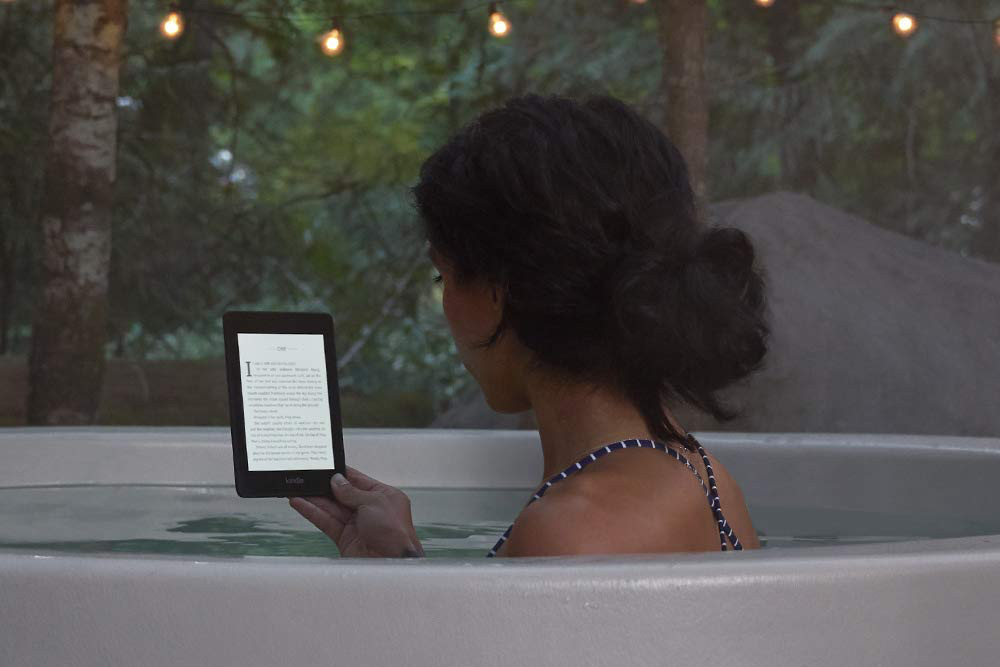 El Kindle Paperwhite siendo leído en un baño.