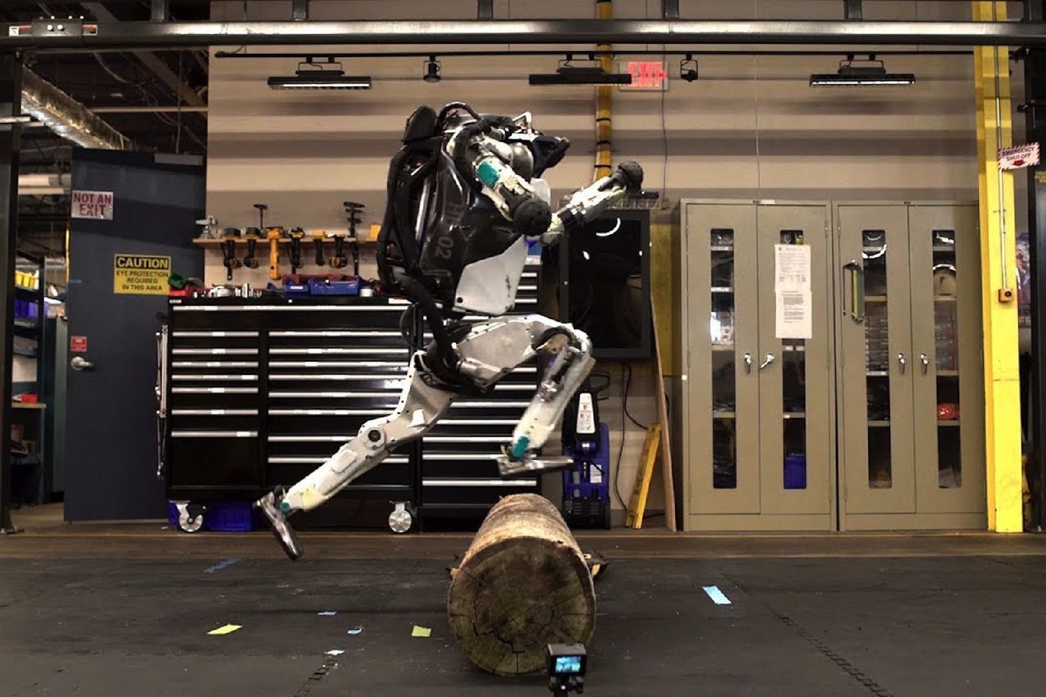 Watch Boston Dynamics' Atlas Robot Pull Off Some Crazy Parkour Stunts ...