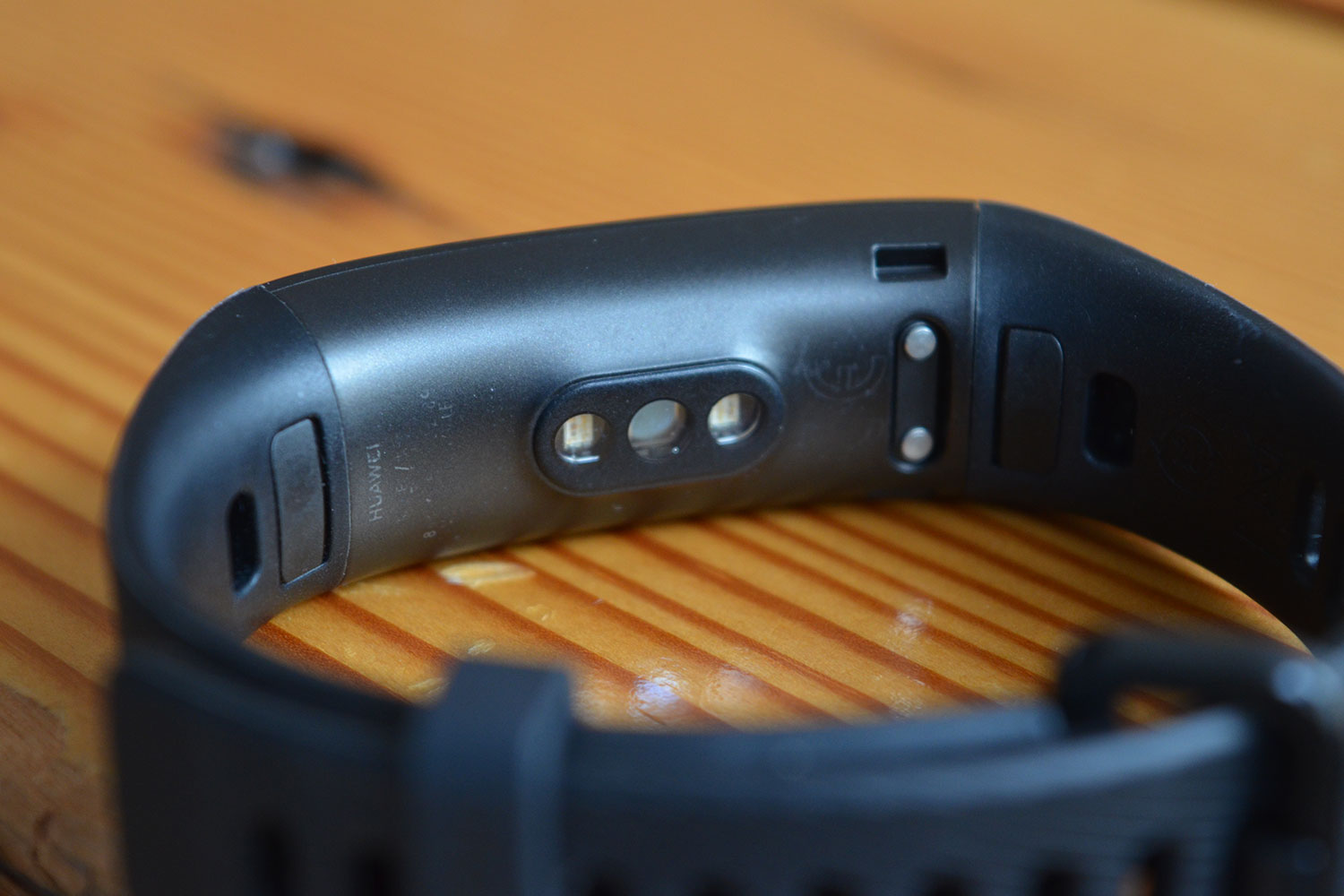 Huawei Honor Band 4 and Band 3 Pro appear with heartrate, color