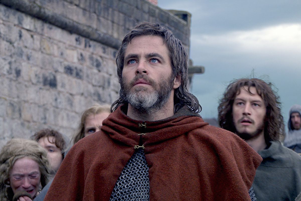 Chris Pine está na frente de uma multidão em Outlaw King.