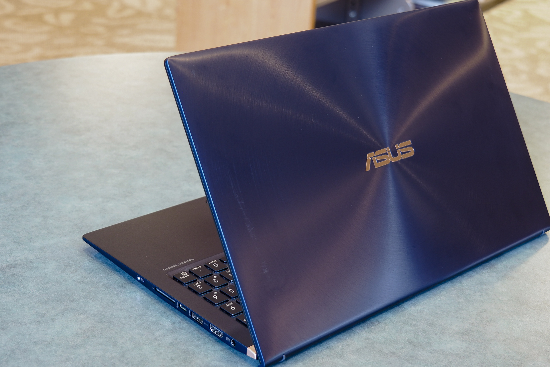 Asus ZenBook 15 UX 533 vs. Apple MacBook Pro 15 | Digital Trends