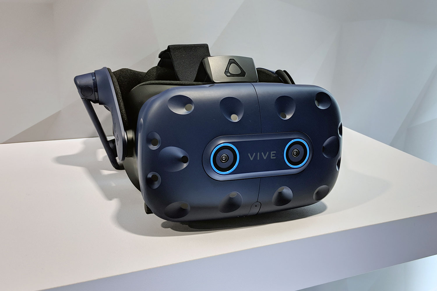 HTC Vive Pro Eye hands-on review: The future of VR | CES 2019