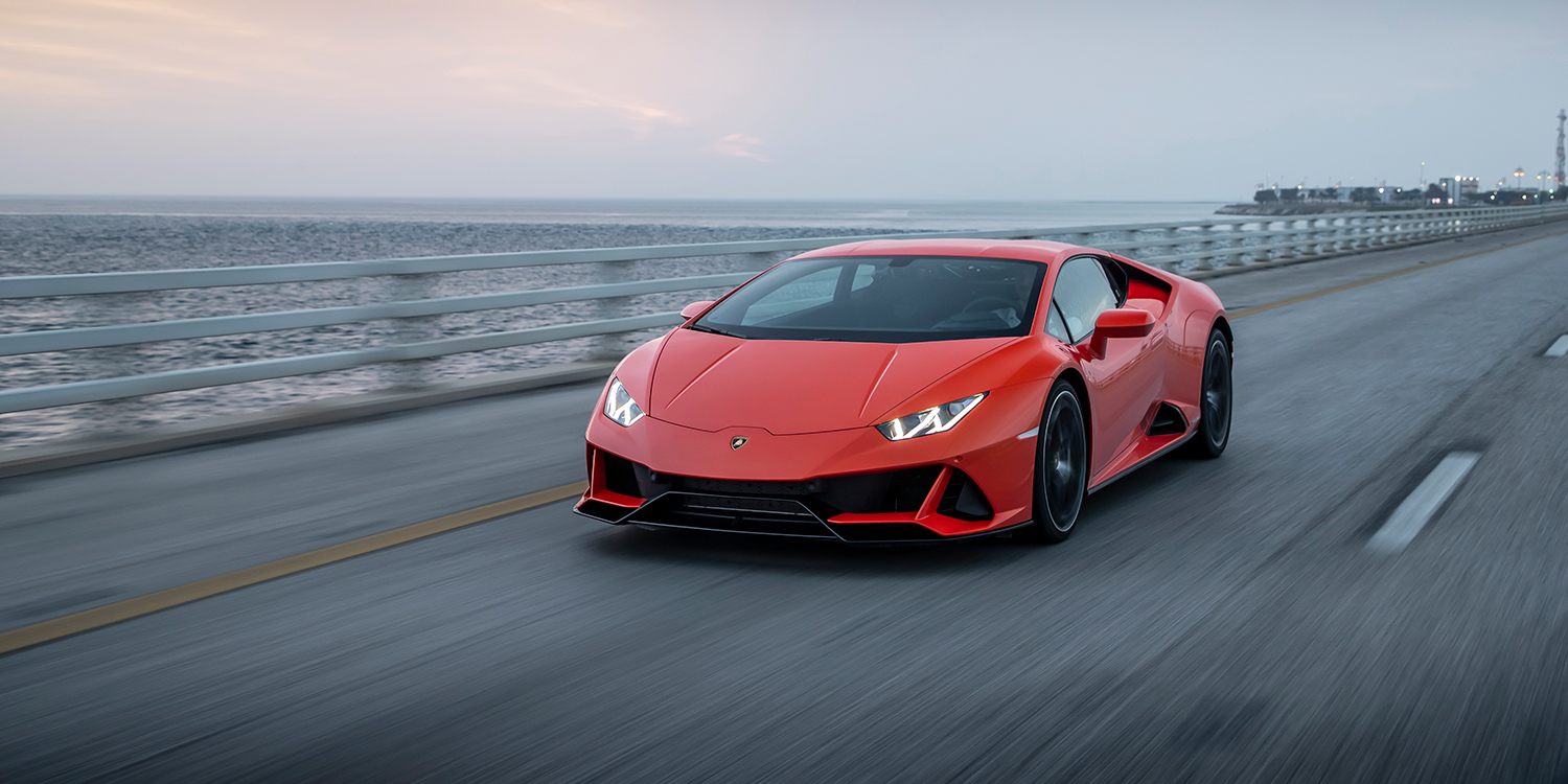 Cùng khám phá và tìm hiểu về chiếc siêu xe Lamborghini Huracán Evo với đánh giá chân thực nhất từ chuyên gia ô tô. Từ ngoại thất đầy mạnh mẽ đến động cơ cực khủng, chiếc xe này chắc chắn sẽ khiến bạn trầm trồ ngưỡng mộ và chờ đón cơ hội lái thử.