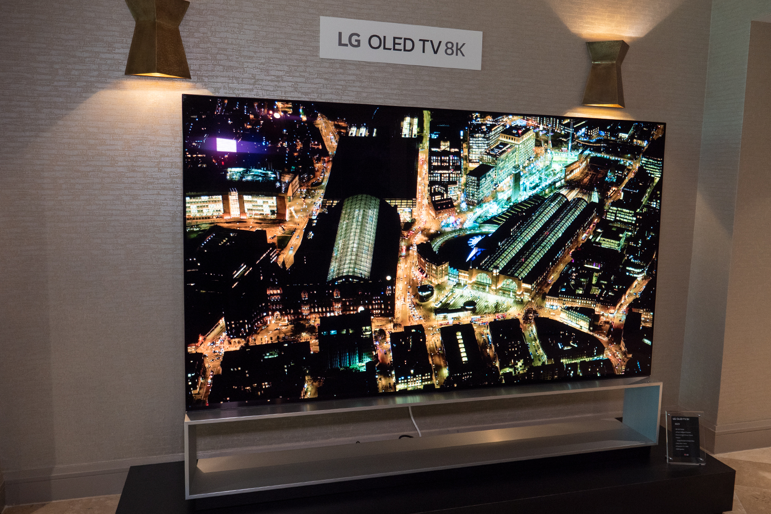Телевизор lg 8. LG 88 OLED 8k. LG Signature 88 8k OLED. Телевизор OLED 75 дюймов. LG OLED 75 дюймов.