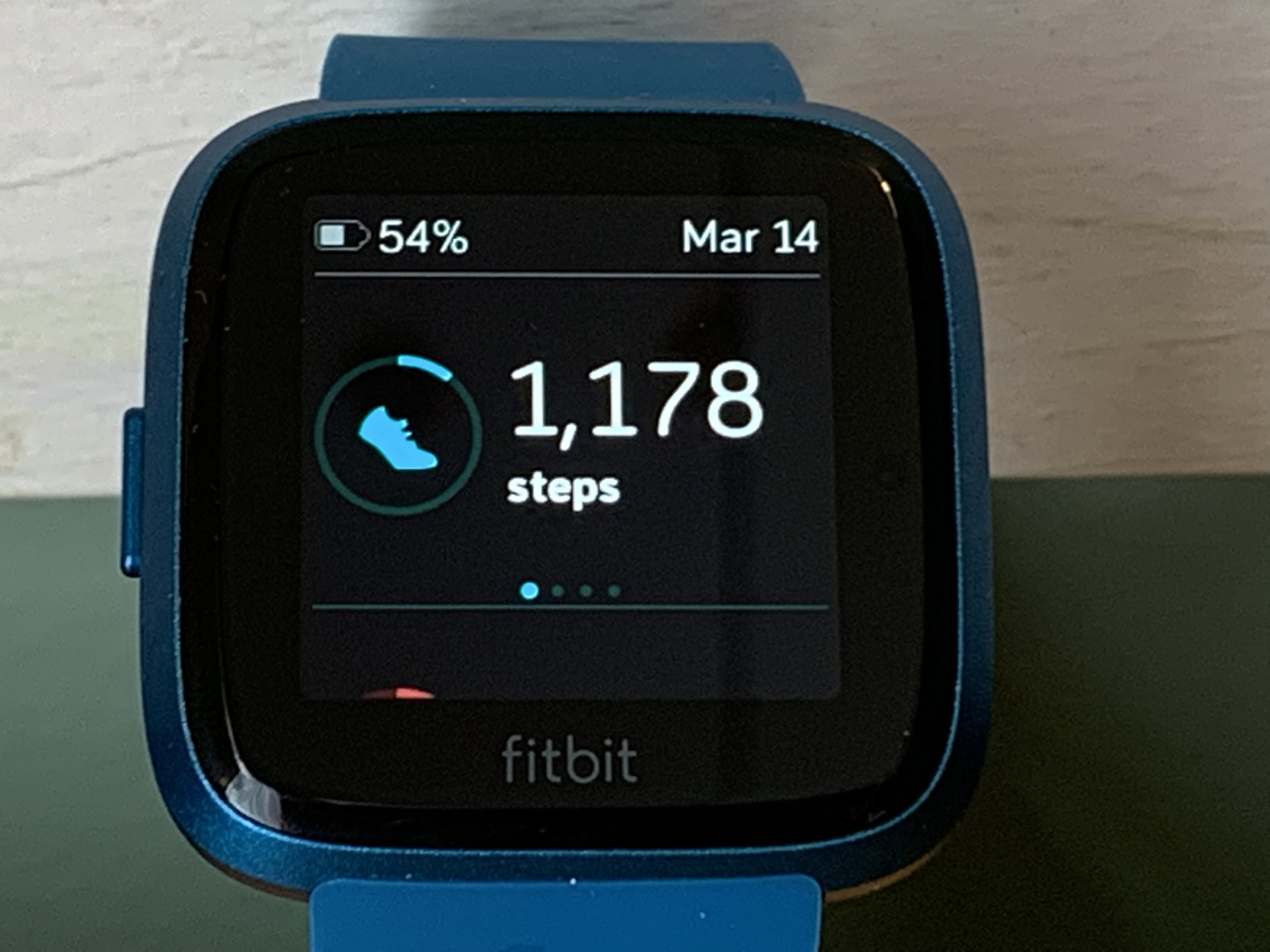 Fitbit versa sale lite screen