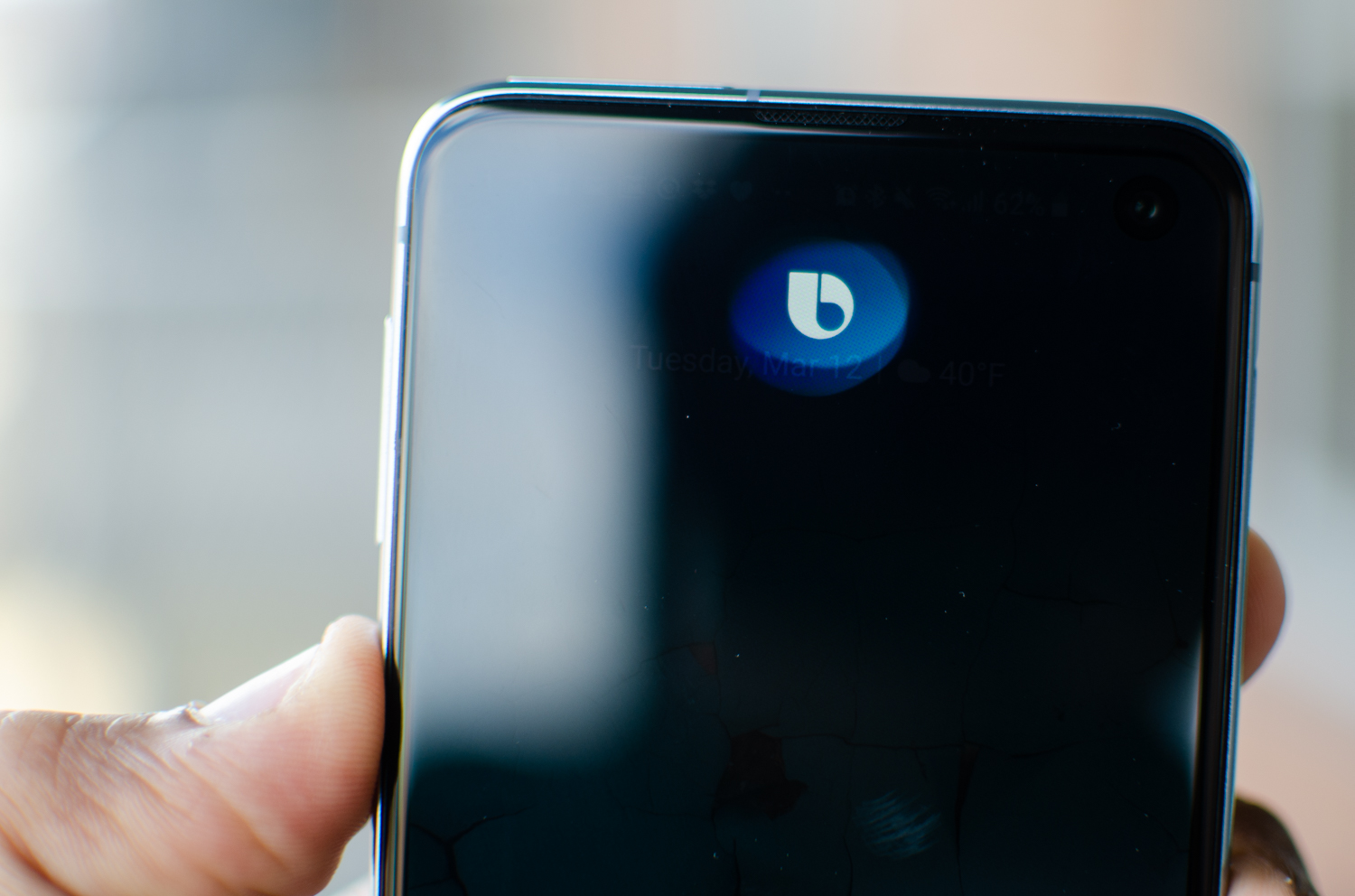 Bixby su uno schermo nero.