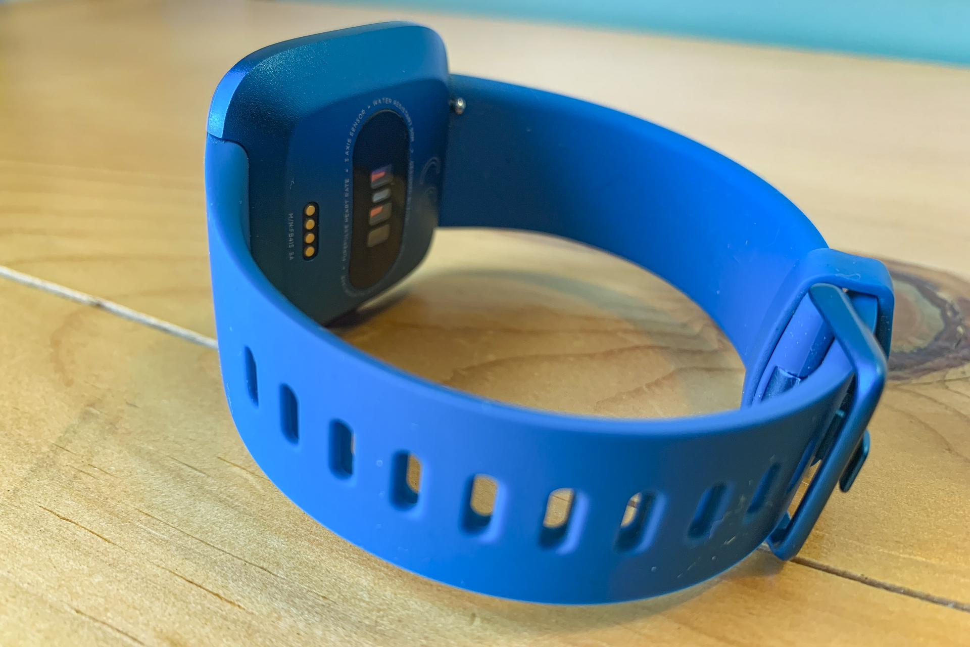 Fitbit versa hotsell lite features