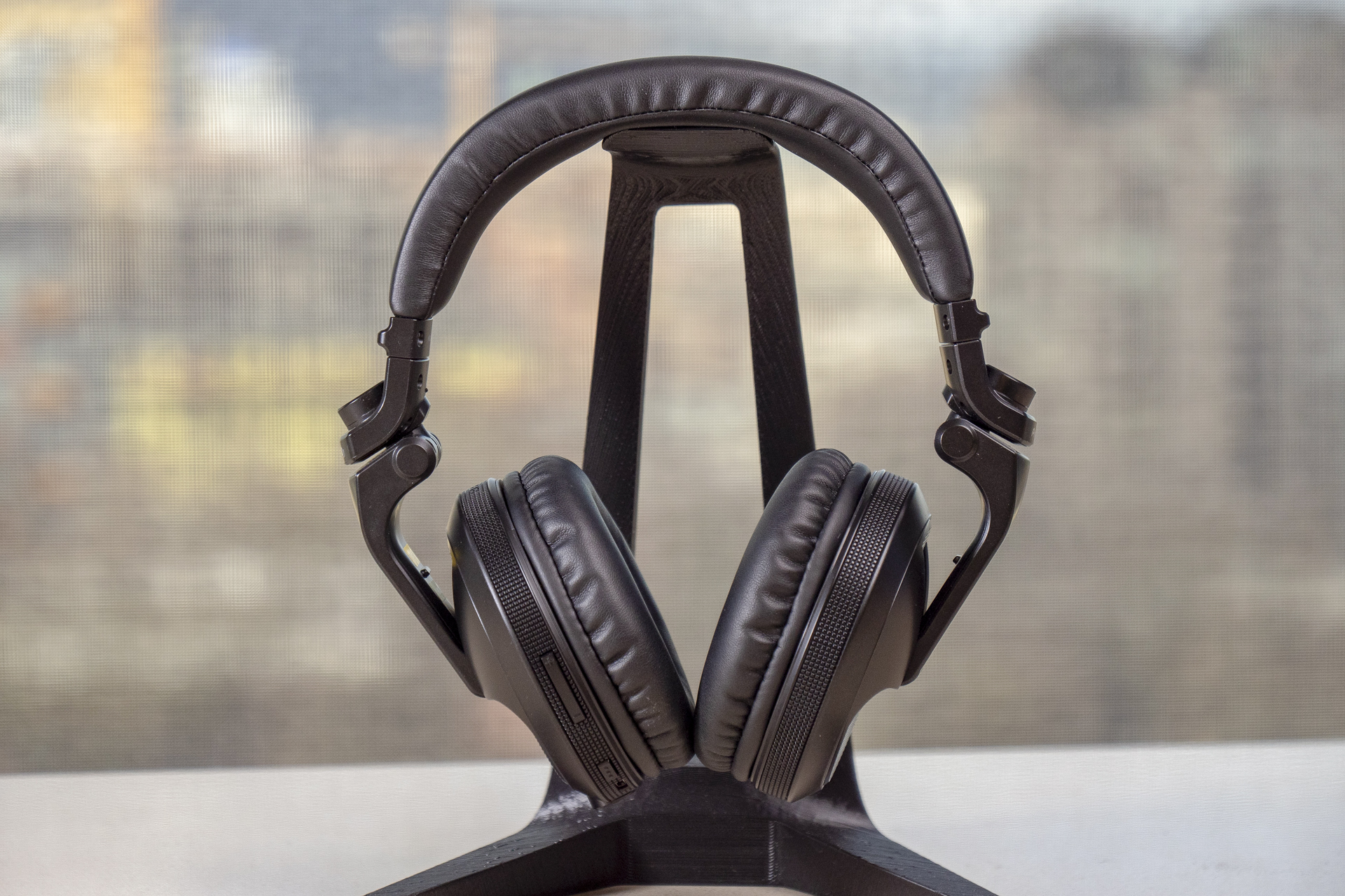 Pioneer HDJ-X5BT-K Review: DJ Headphones That Go Wireless Outside