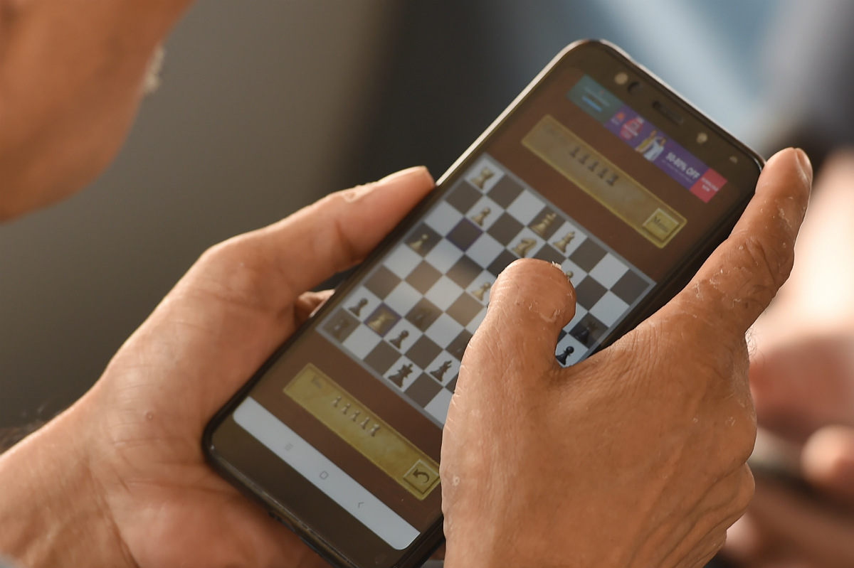 Chess Grandmaster Igors Rausis Caught Cheating with Cellphone
