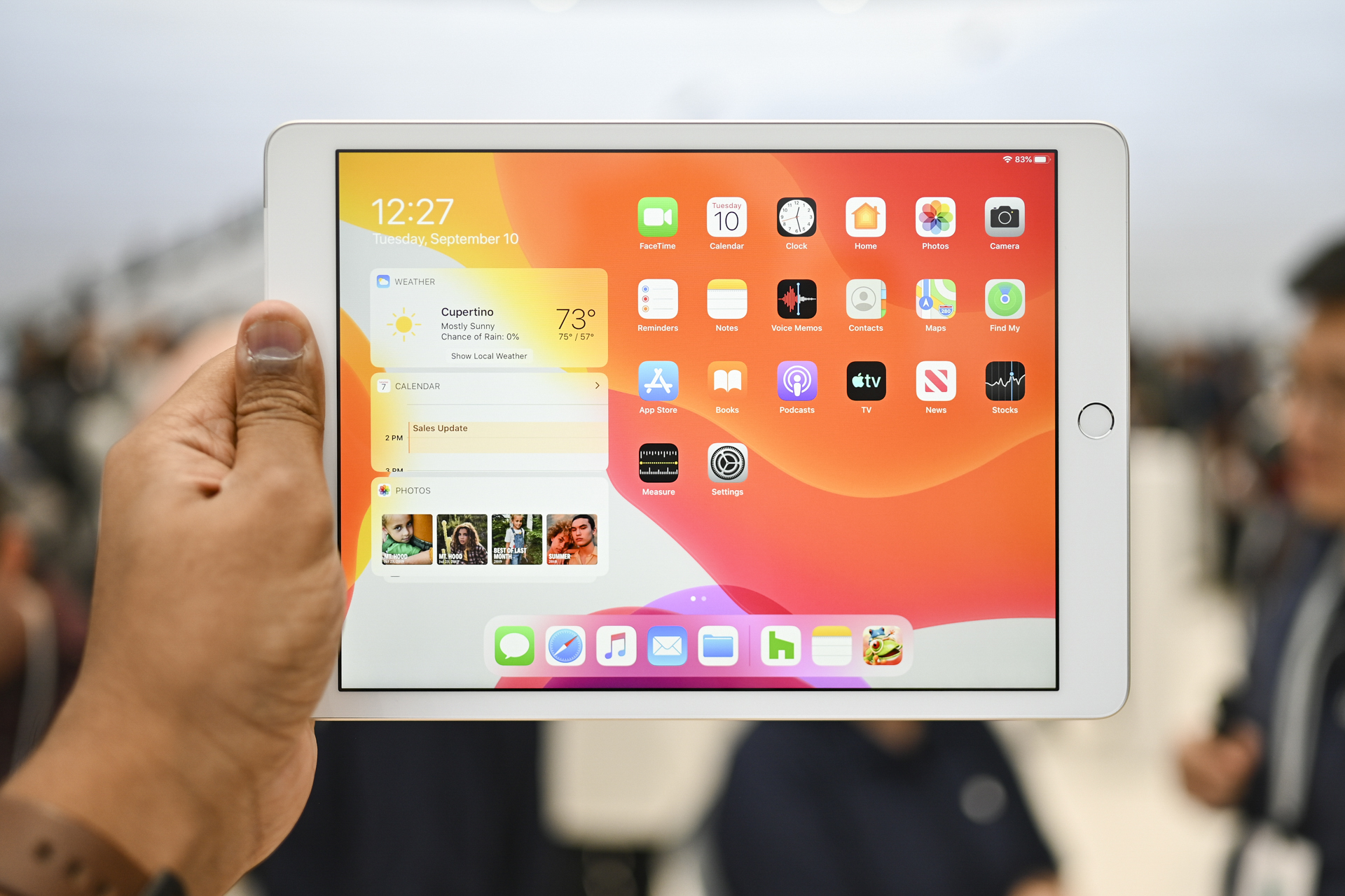 Praktisches Halten des iPad der 7. Generation im horizontalen Modus