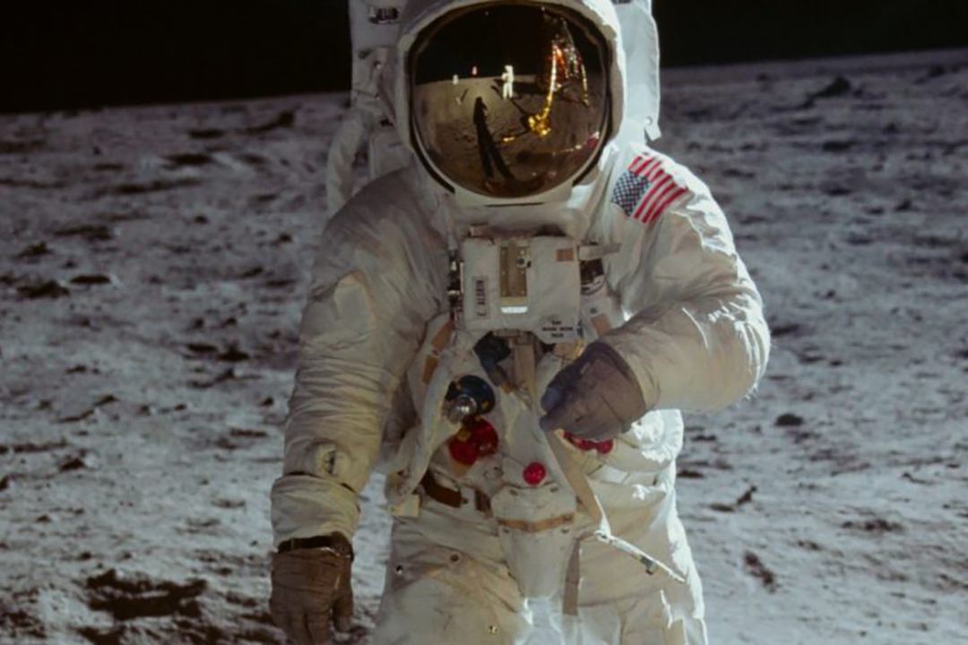 Um astronauta na lua em For All Mankind.