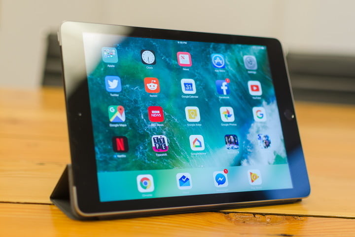 Apple iPad 9.7 sobre la superficie de una mesa.