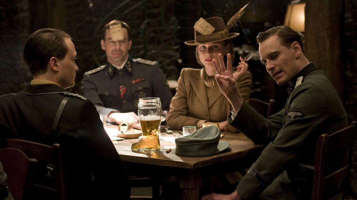 Les gens sont assis autour d’une table dans Inglourious Basterds.