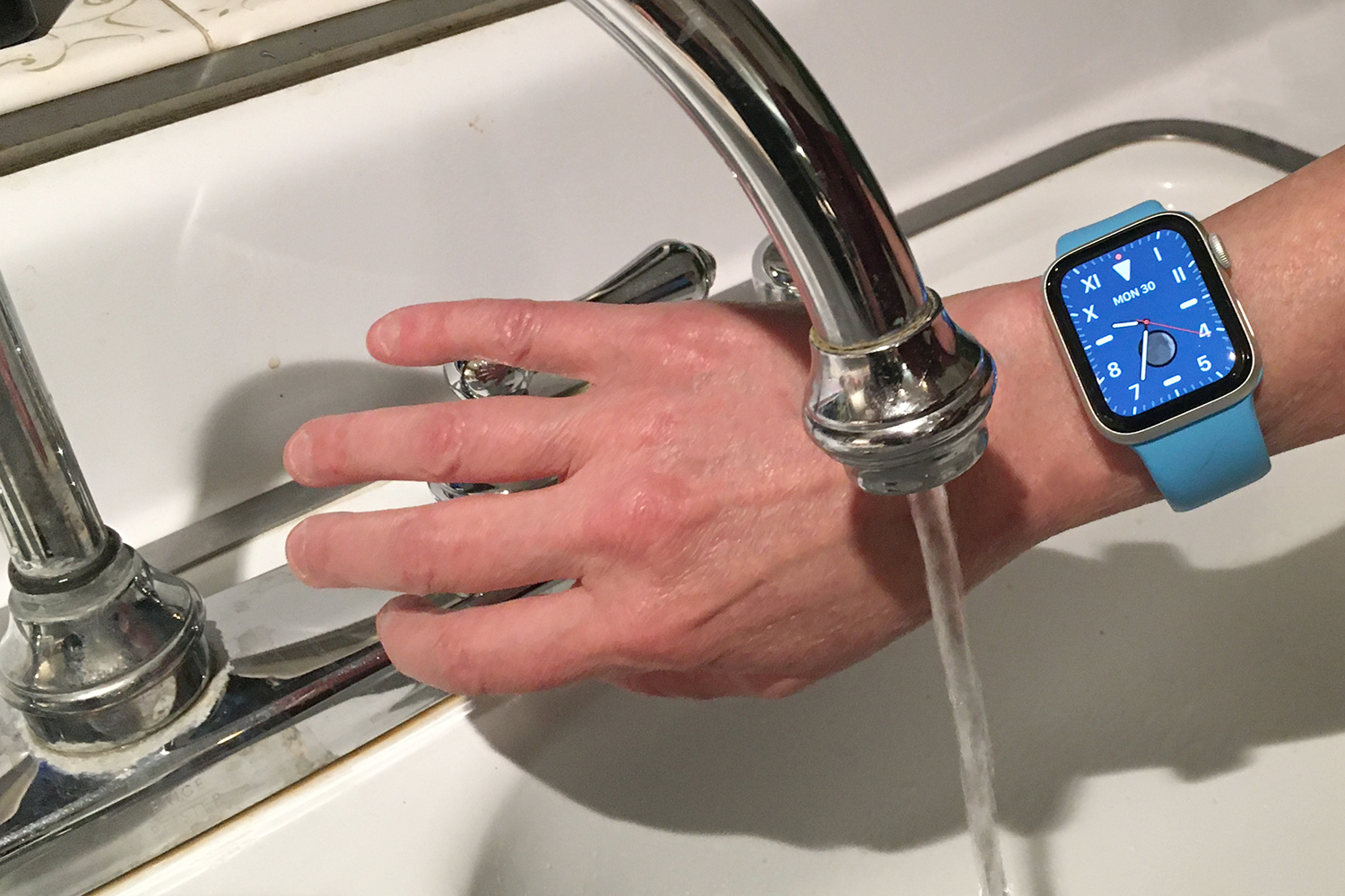 How to Eject Water From Your Apple Watch With Water Lock
