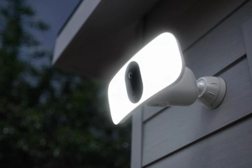 https://www.digitaltrends.com/wp-content/uploads/2020/01/arlo-pro-3-flood-light-on-white-house.jpg?resize=500%2C334&p=1