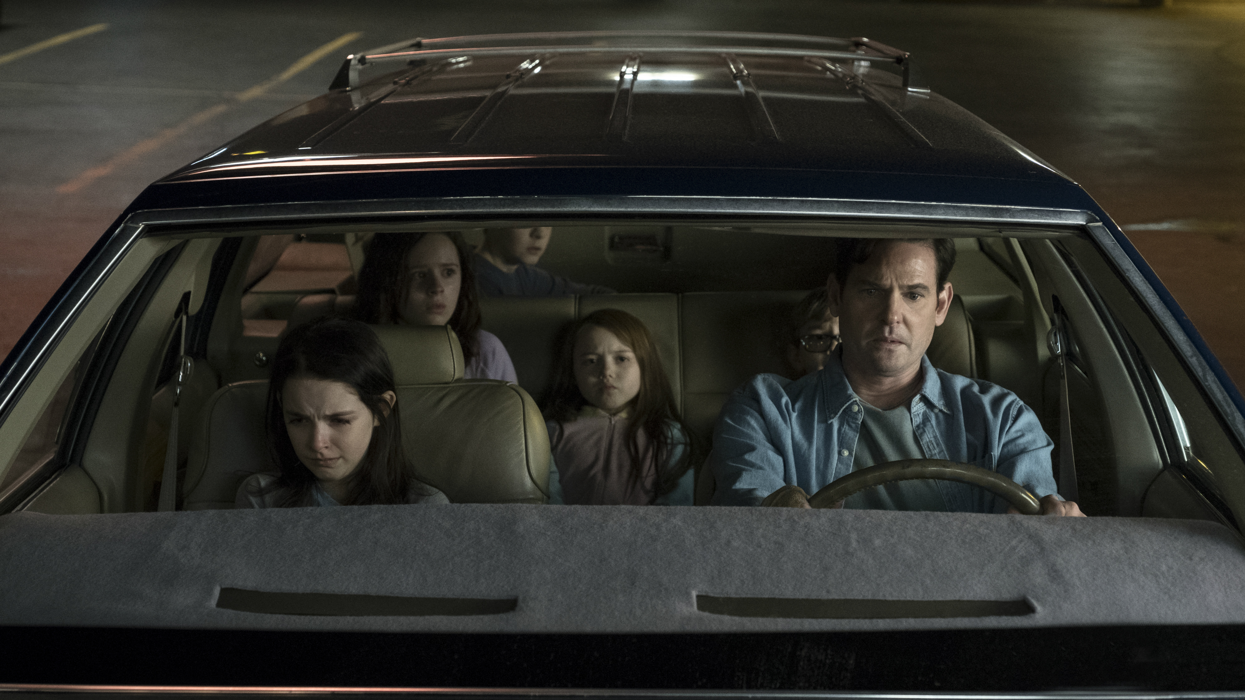 Les acteurs de The Haunting of Hill House photographiés dans une voiture.