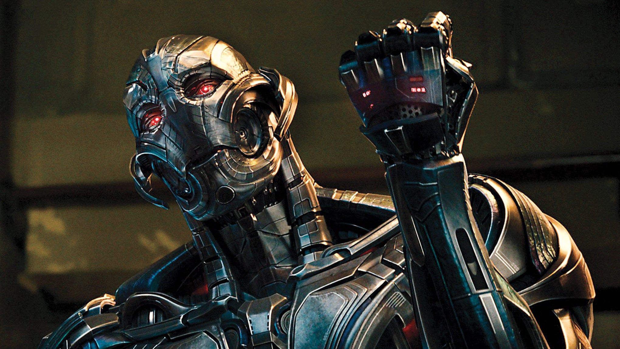 Ultron haciendo un puño y levantándolo en Avengers: Age of Ultron.