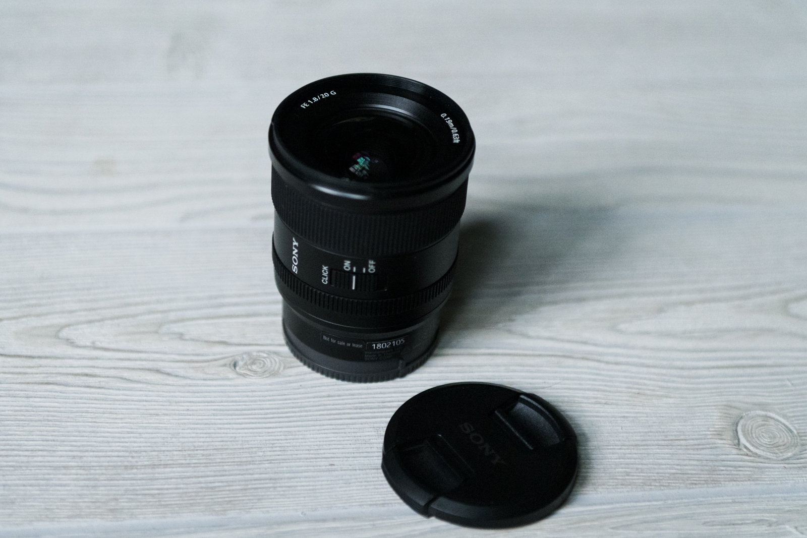 Un objectif Sony FE 20 mm sur une surface.