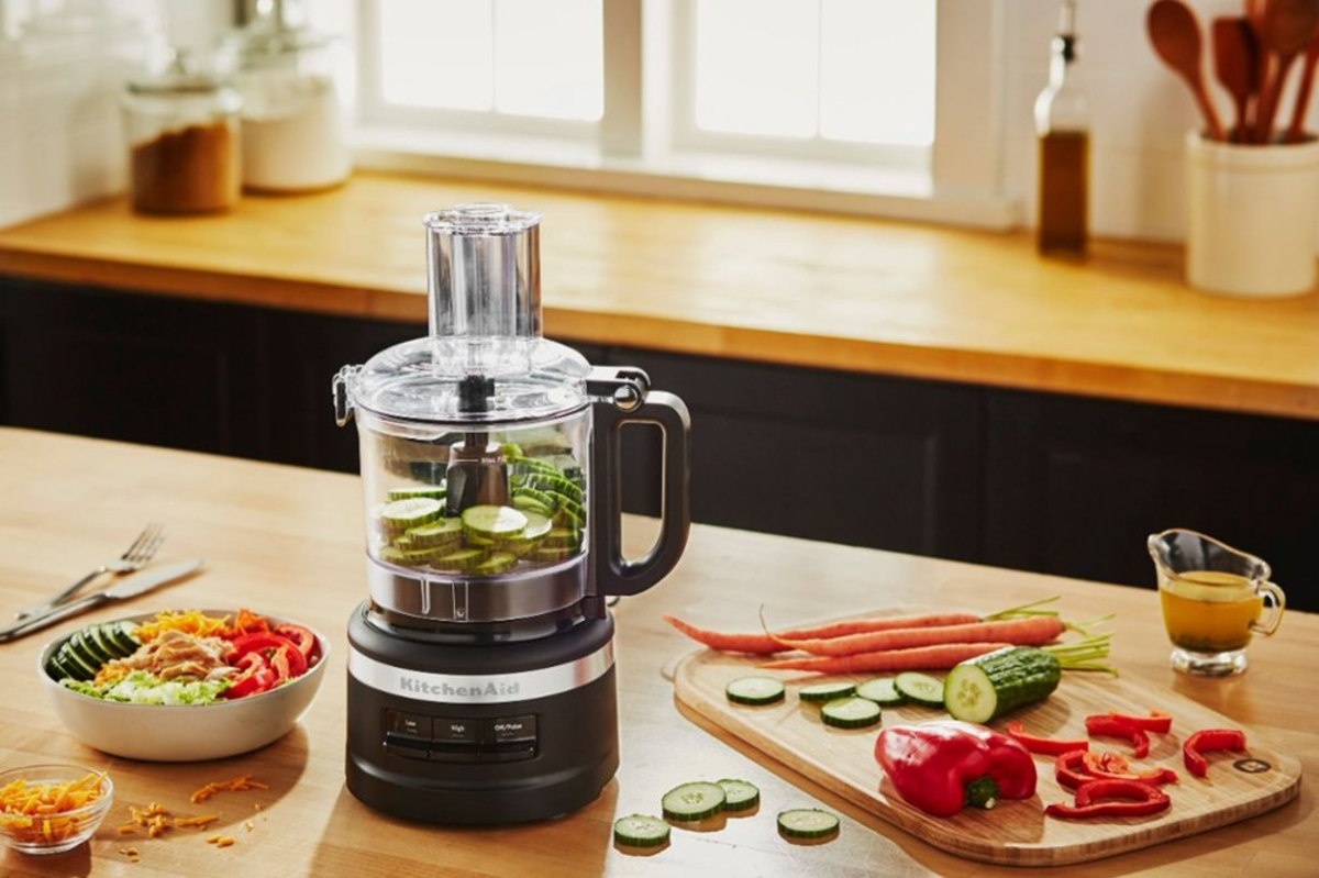 Food Processor vs. Blender: Weighing In on the Pros and Cons of Each