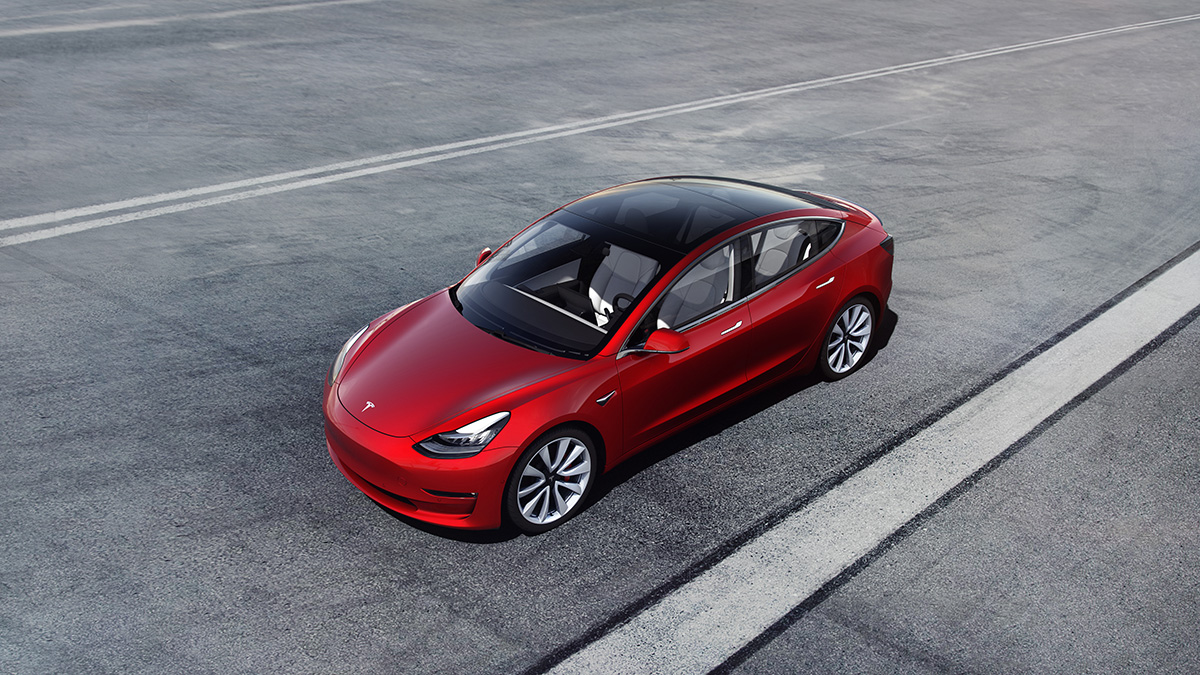 Tesla Model 3 на дороге.