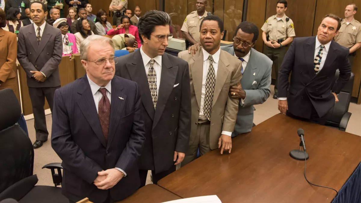 Personagens de American Crime Story no tribunal.