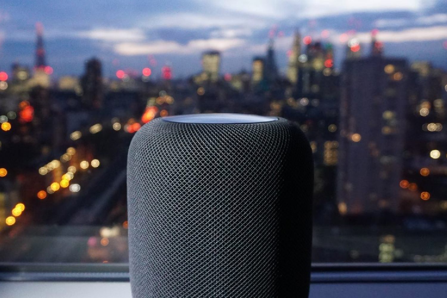 Haut-parleur HomePod dans une fenêtre donnant sur la ville