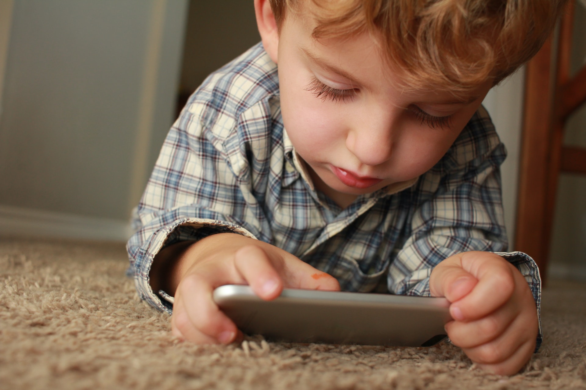 Kids playing shop mobile games