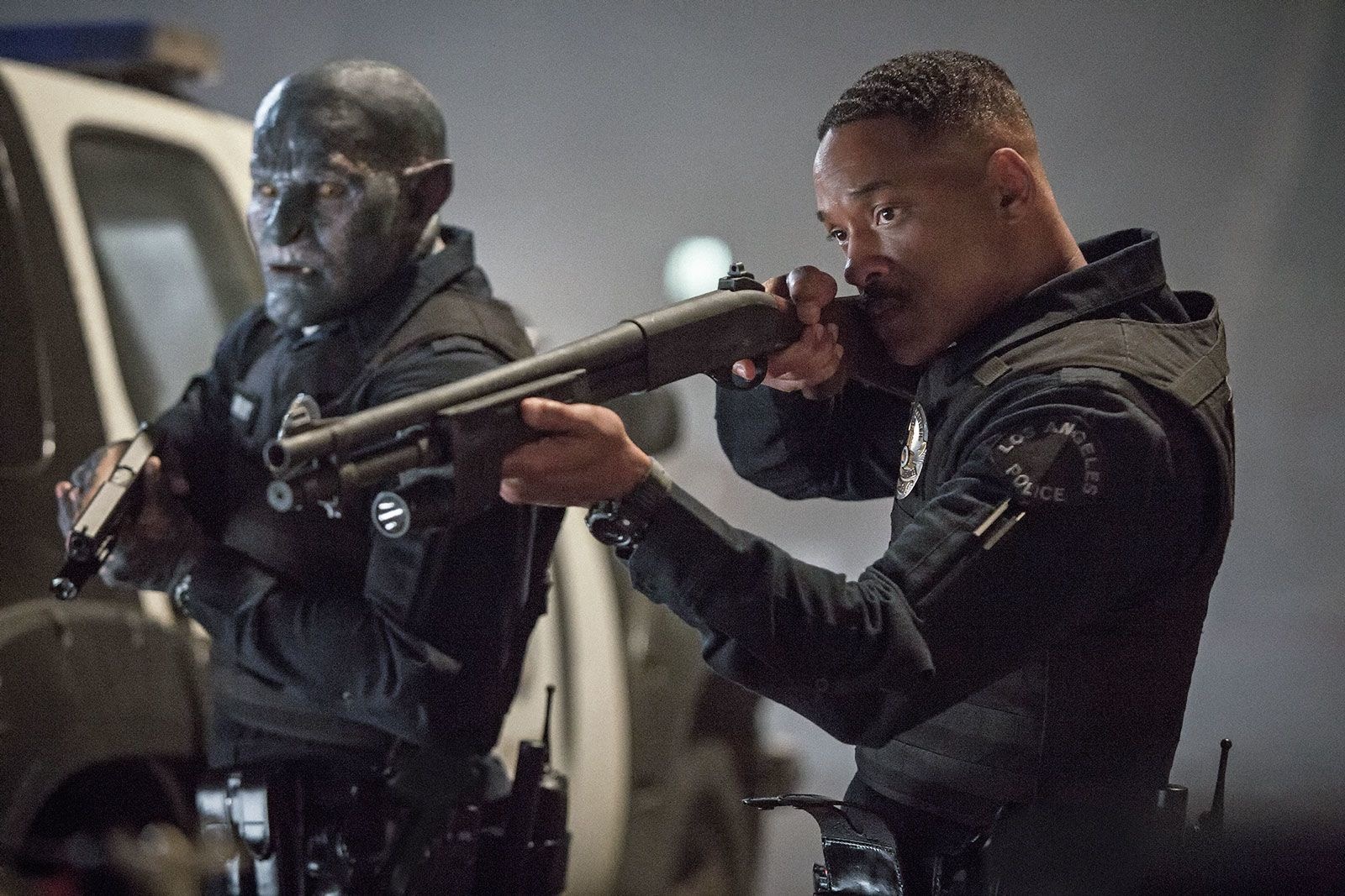 Will Smith souligne. pistolet avec un orc dans Bright.