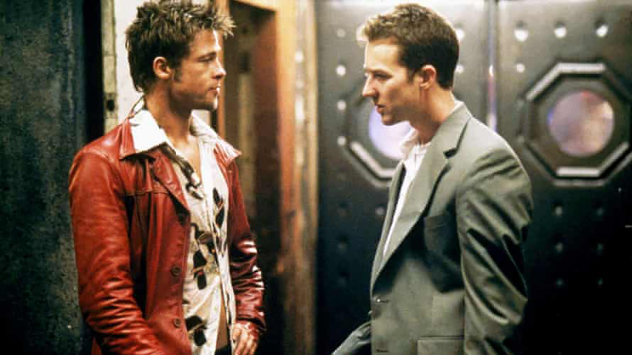 Brad Pitt y Edward Norton parados frente a una puerta en El club de la pelea.