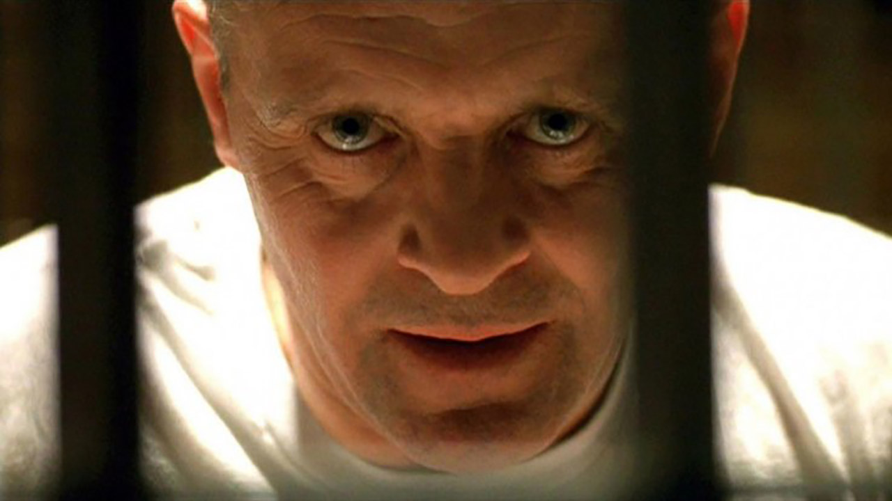 Anthony Hopkins dans le rôle d'Hannibal Lecter regardant attentivement la caméra dans le film Le Silence des agneaux