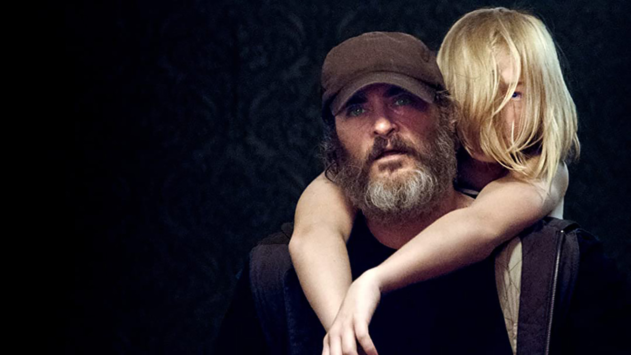 Uma garota enforca um homem em You Were Never Really Here.