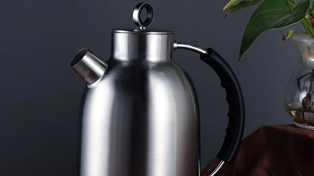 Bugatti's modern electric tea kettle is designed to maintain the exact  ideal temperature for your tea! - Yanko Design