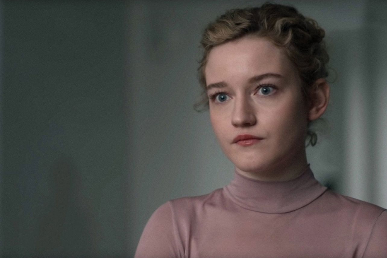 Julia Garner en El asistente.