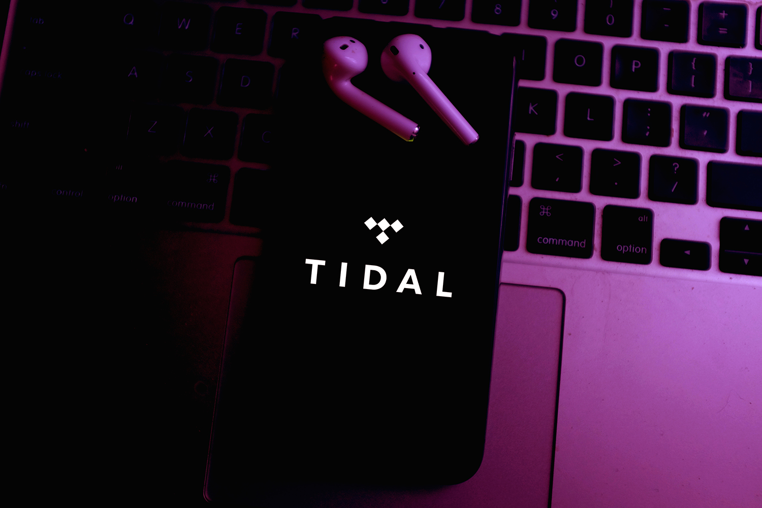 Un smartphone con el logo de Tidal.