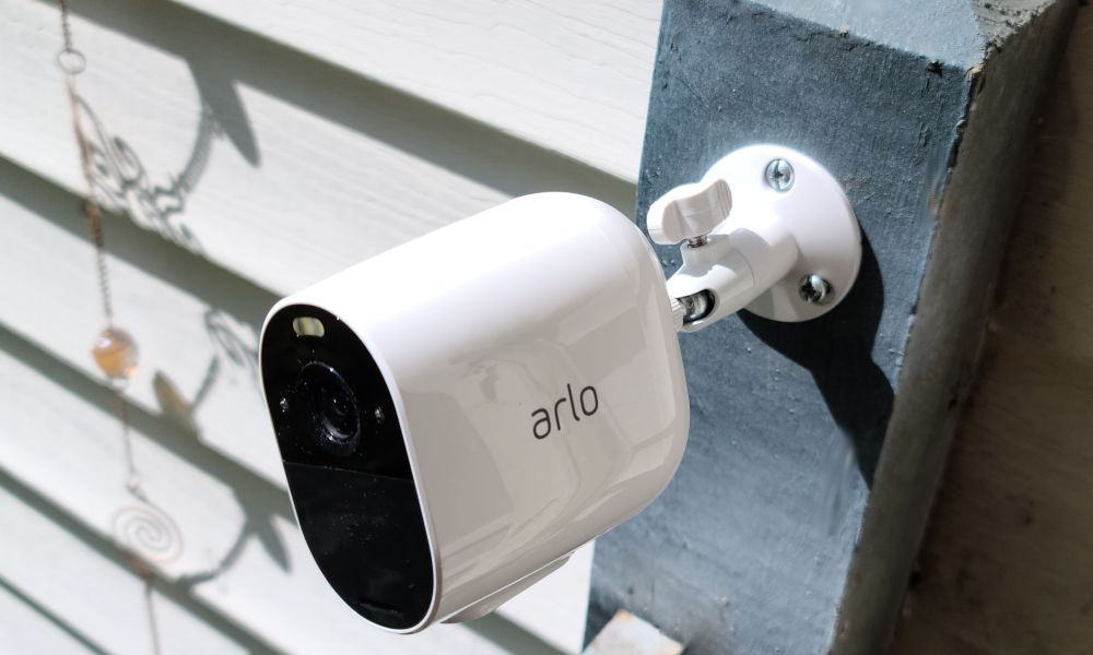 Arlo Essential full shot