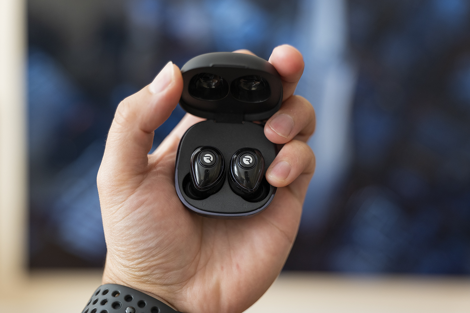 Raycon E55 Earbuds Review Overhyped Mediocre Performance Digital Trends