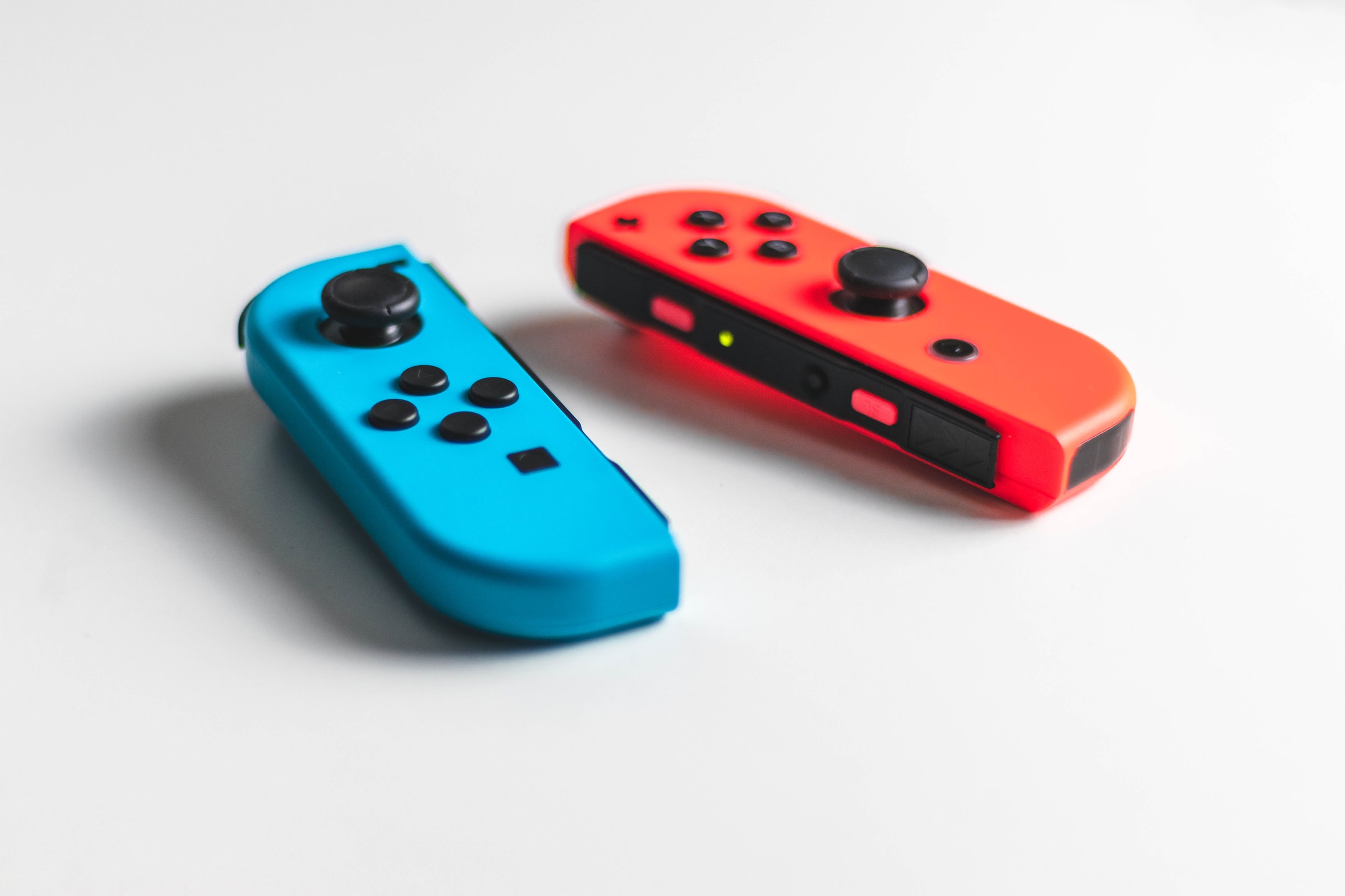 PDP Gaming Joy Con Charging Full Size Grip Plus: Red/Blue
