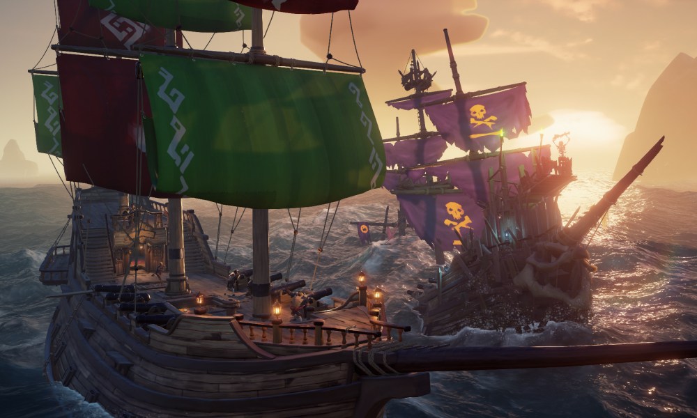 Two ships fighting in Sea of Thieves.