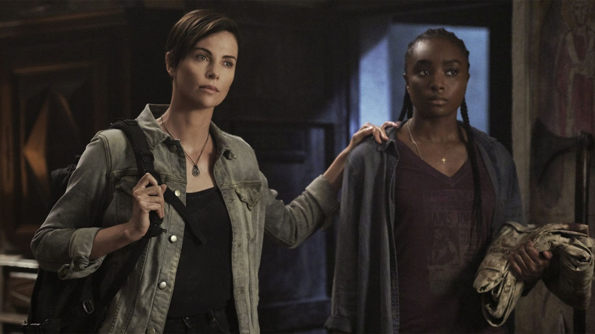 Charlize Theron y KiKi Layne como Andy y Nile en The Old Guard de Netflix