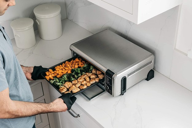 https://www.digitaltrends.com/wp-content/uploads/2020/11/ninja-foodi-digital-fry-convection-oven-toaster-air-fryer-1.jpg?resize=625%2C417&p=1