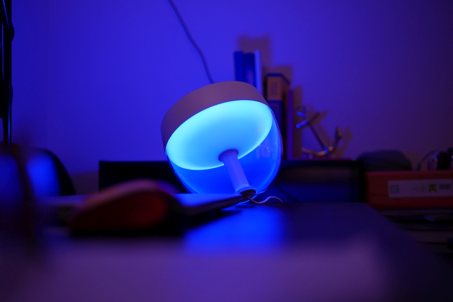 Candeeiro de mesa Philips Hue Iris azul